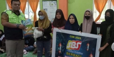 PT Satria Bahana Sarana (SBS) Menyerahkan Bantuan Paket Sembako Kepada Pelajar SMP Cendikia