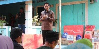 Serahkan Bantuan Korban Kebakaran di Desa Karang Agung, Plt. Bupati Ajak Masyarakat Tingkatkan Kewaspadaan di Musim Kemarau