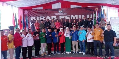 Serah Terima Kirab Pemilu KPU Kabupaten Lahat Kepada KPU Kabupaten Muara Enim 