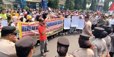 Ratusan Masarakat Desa Gunung Kembang Gelar Aksi Damai Didepan Kantor Bupati Lahat.