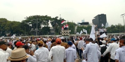 Puluhan Ribu Massa Kepung Gedung DPR-RI Tuntut Revisi Undang Undang Desa.