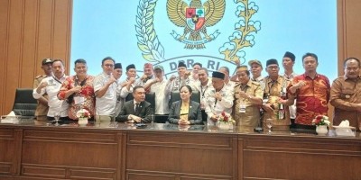 Ketua DPR RI Menandatangani Tuntunan Aksi APDESI Tentang Pengesahan Revisi Undang-Undang Desa