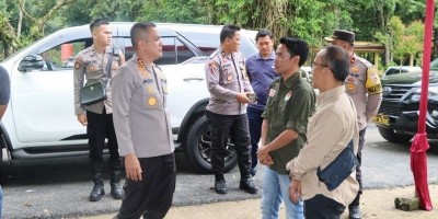 Polres Muara Enim melakukan pengamanan Rapat Pleno Rekapitulasi Pemilu 2024 ditingkat PPK