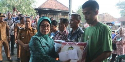 Serahkan Bantuan Kebakaran, Pj. Bupati Himbau Warga Tingkatkan Kewaspadaan 