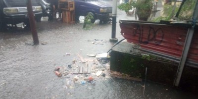 Drainase Pasar Muara Enim Tersumbat Sampah, Akibatkan Air  Menggenang dan Banjir.