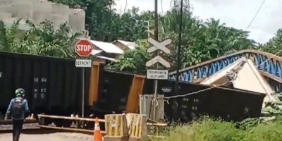 Proyek Fly Over Bantaian di Desa Penanggiran Ambruk Timpa Kereta Api Angkutan Batubara.