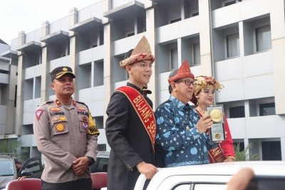 Polres Muara Enim melakukan pengamanan  dan pengawalan arak – arakan Piala Adipura Kab Muara Enim Tahun 2024