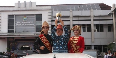 Pj. Bupati Pimpin Pawai Keliling Arak-arakan Piala Adipura Ke-15.