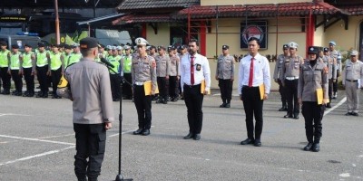 Kapolres Muara Enim Berikan Penghargaan kepada Personil Yang berpretasi.