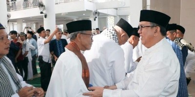 Pj. Bupati Gelar Salat Idul Fitri 1445 Hijriah di Masjid Agung Sekaligus Rayakan Momen Lebaran Bersama Masyarakat