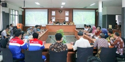 Pimpin Rapat Pengerjaan Talud Sungai Enim, Pj. Bupati Minta Kontraktor Libatkan Masyarakat Sekitar.