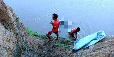 Bocah 12 tahun di temukan tewas  mengambang di sungai. 