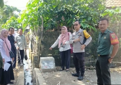 Pastikan Berjalan Lancar, Sertu Aang Lakukan Walping Monev Rehap Jalan Setapak