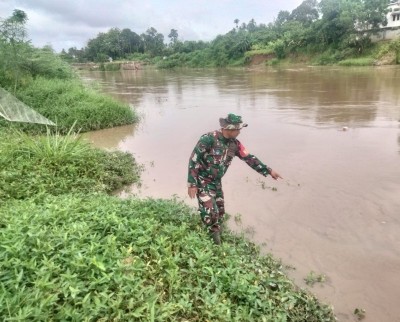 Babinsa Matas Monitor Debit Air Sungai Enim